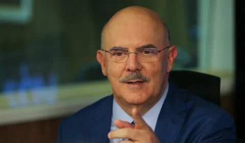 Ministro assina documento com orientações para aulas presenciais