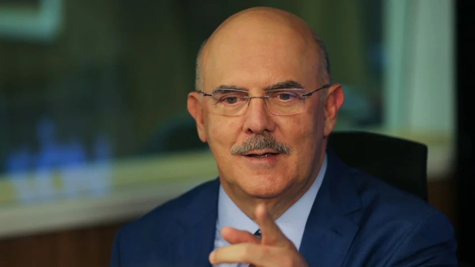 Ministro assina documento com orientações para aulas presenciais