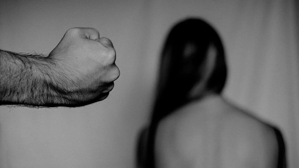 Motorista de aplicativo é preso em flagrante por torturar esposa grávida de 4 meses em Manaus