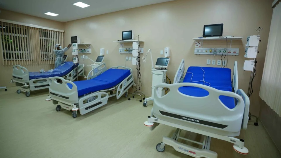 Número de internados por Covid-19 no interior do AM cai mais da metade em 12 dias, segundo dados da SES