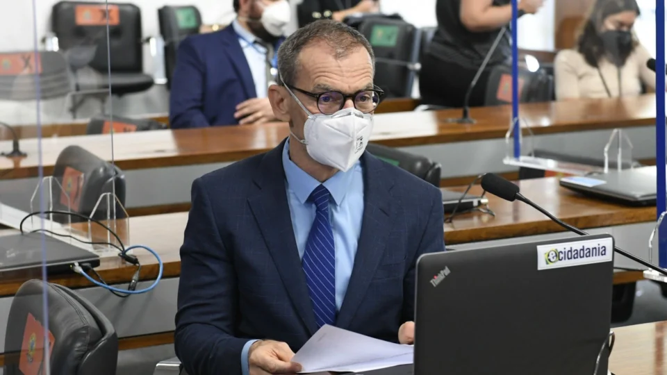 Contarato apresenta projetos para população LGBTQIA+ após sofrer homofobia