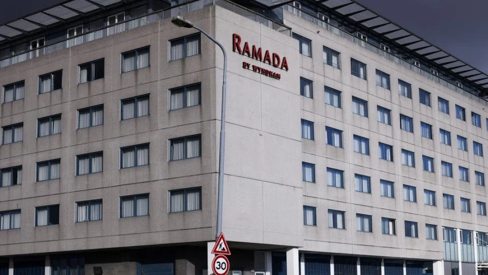 Casal que estava no avião com 13 pessoas infectadas com a nova variante ômicron foge da quarentena, na Holanda