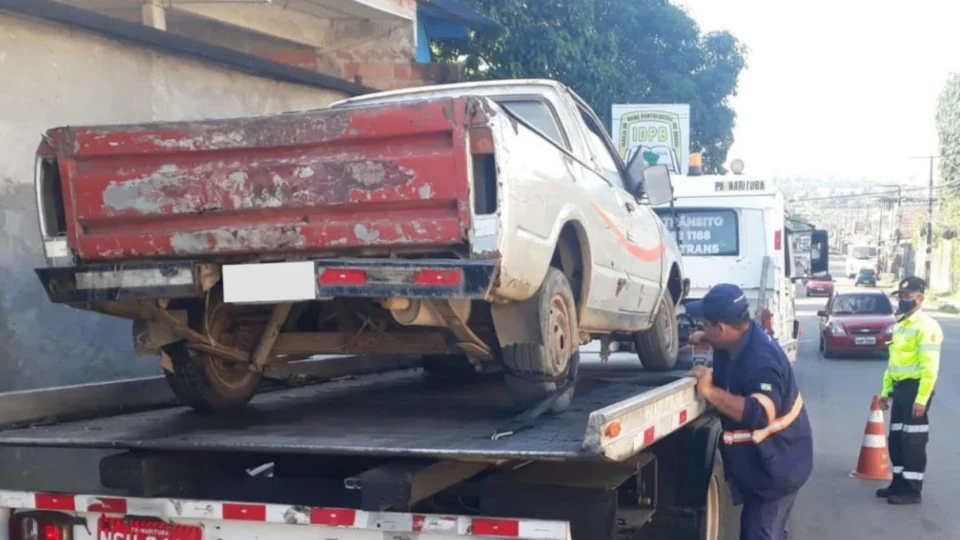 Em Manaus, operação ‘Sucata’ remove veículo que atrapalhava fluxo de veículo na Ponta Negra