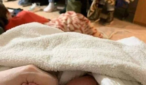 Tentando se proteger de ataques russos, mulher dá à luz a bebê no metrô de Kiev, na Ucrânia