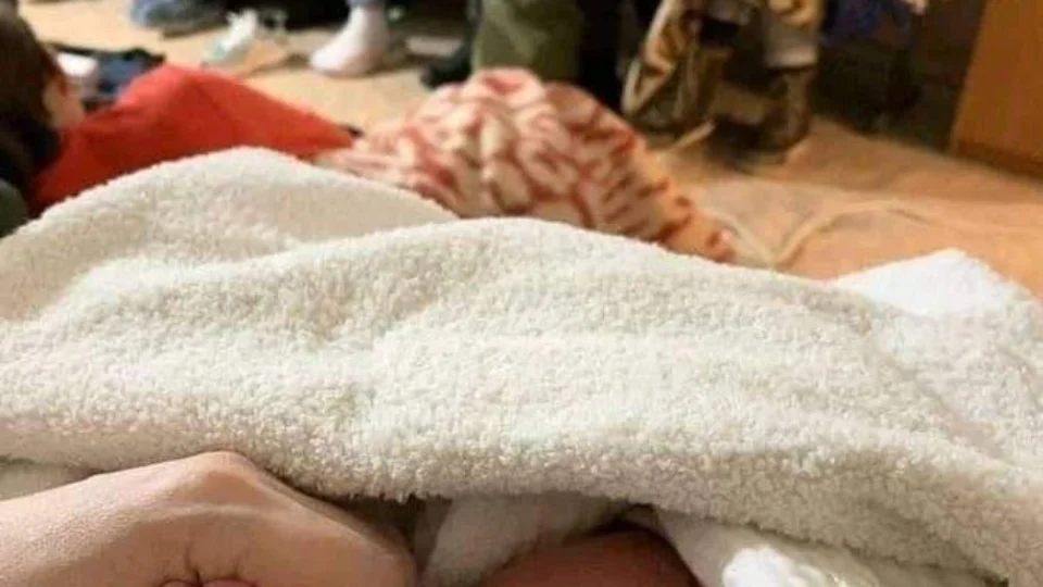 Tentando se proteger de ataques russos, mulher dá à luz a bebê no metrô de Kiev, na Ucrânia