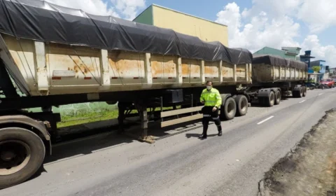 Em Manaus, carretas estacionadas em área irregular são autuadas no bairro da Paz