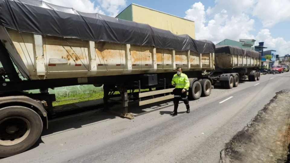 Em Manaus, carretas estacionadas em área irregular são autuadas no bairro da Paz