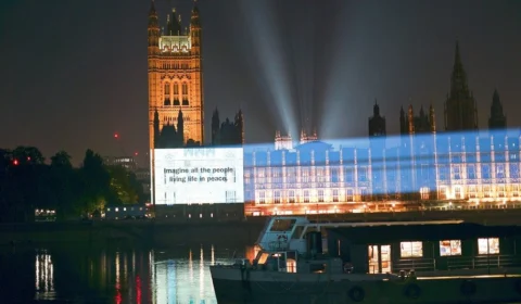 Canção ‘Imagine’, de John Lennon, faz 50 anos e letra ganha projeção em edifícios no mundo