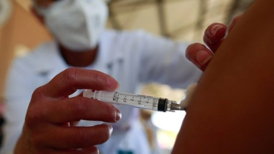 Morte de adolescente com ‘púrpura trombótica’ não teve relação com vacina contra covid-19, diz Ministério da Saúde