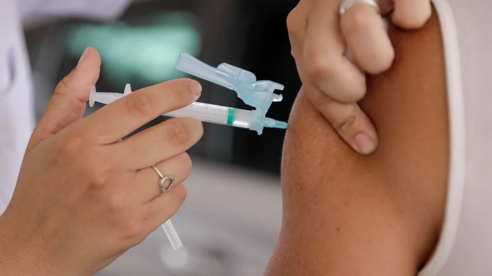 Mais de 189 mil pessoas ainda não tomaram a segunda dose da covid-19 no AM, diz FVS