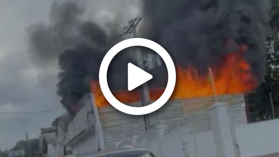 VÍDEO: incêndio atinge depósito de igreja em Manaus