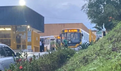 Rodoviários fazem paralisação e denunciam empresa na Zona Leste de Manaus