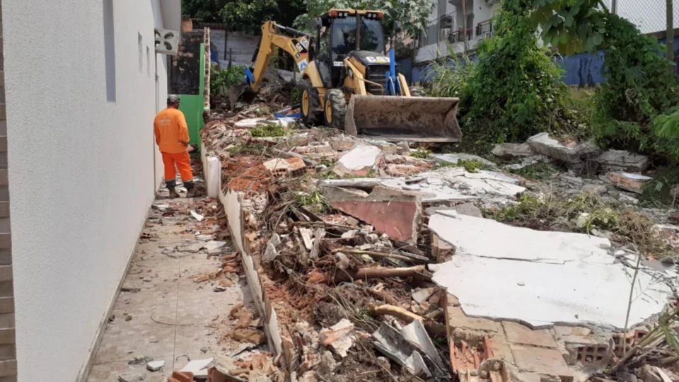 Justiça determina demolição de muro e loja construídos em via pública de Manaus