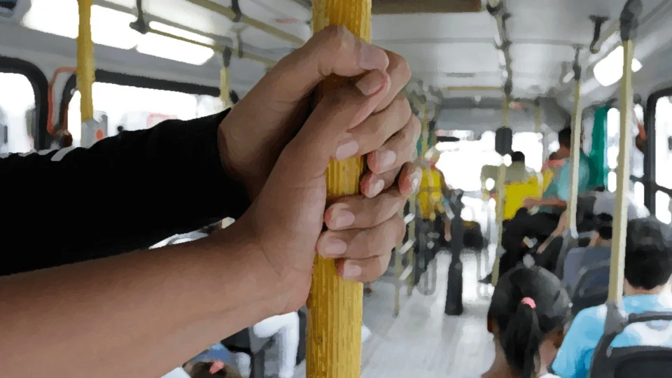Dentro de ônibus em BH, homem comete crime sexual contra menina de 8 anos e 3 mulheres