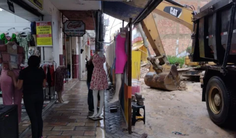 Black Friday 2021: buraco na rua Henrique Martins dificulta vendas nas lojas