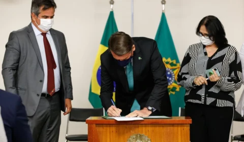Bolsonaro assina decreto para Plano Nacional de Enfrentamento ao Feminicídio