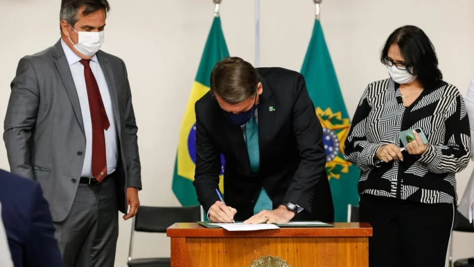Bolsonaro assina decreto para Plano Nacional de Enfrentamento ao Feminicídio