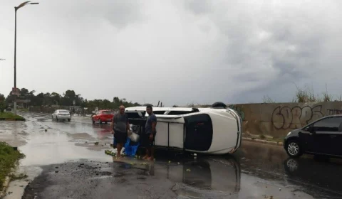 Carro capota e motorista sai ileso na avenida do Turismo, Zona Oeste de Manaus
