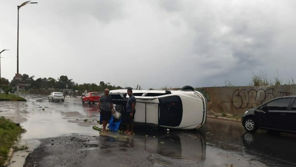 Carro capota e motorista sai ileso na avenida do Turismo, Zona Oeste de Manaus