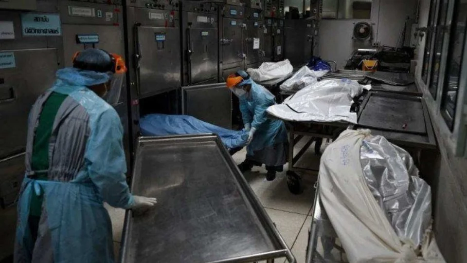 Necrotérios tailandeses estão lotados de vítimas da covid-19
