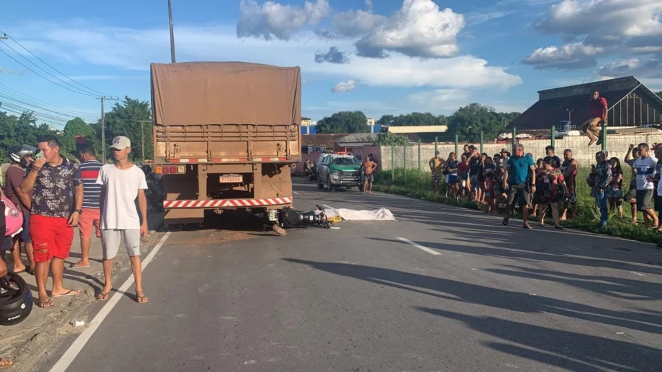 Em Manaus, jovem morre e adolescente fica gravemente ferido após empinar motocicleta e colidir em uma carreta