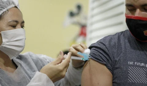 Postos aguardam pessoas de 18 anos ou mais para vacinação, em Manaus