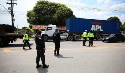 Oito caminhões irregulares são removidos em operação na Zona Sul de Manaus