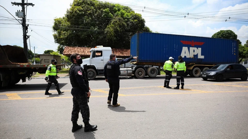 Oito caminhões irregulares são removidos em operação na Zona Sul de Manaus