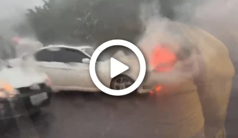 VÍDEO: carro de luxo pega fogo em viaduto de Manaus