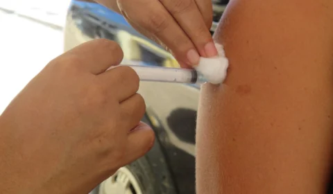 Amazonas acata decisão federal e suspende vacinação de adolescentes de 12 a 17 anos sem comorbidades