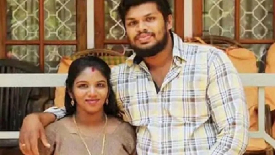 Indiano é condenado à prisão perpétua dupla por matar esposa com picadas de cobra