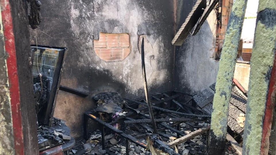 Incêndio provoca destruição em casa no bairro Praça 14, em Manaus