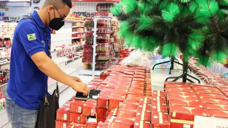 Em Manaus, Ipem notifica 18 empresas e retira mais de 6 mil produtos natalinos irregulares das prateleiras