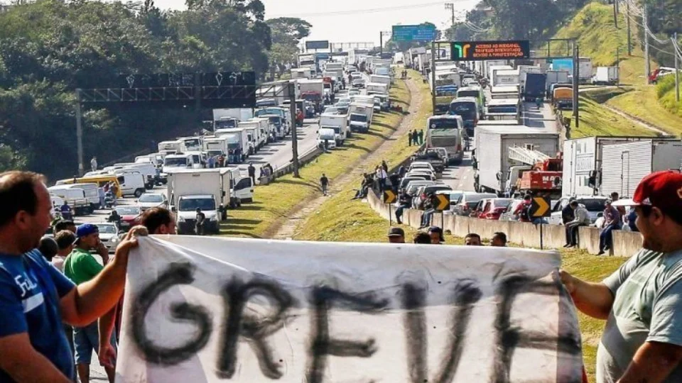 Greve: caminhoneiros ameaçam parar no dia 1º de novembro