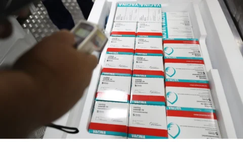 Amazonas recebe mais de 70 mil doses de vacinas contra a Covid-19