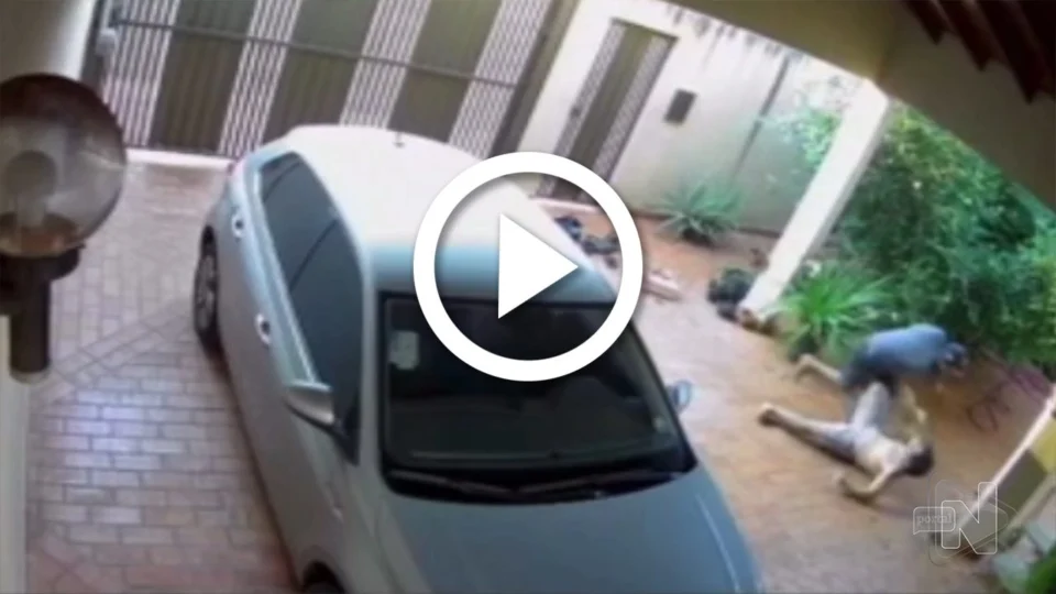 VÍDEO: homem é agredido a socos e desmaia após flagrar ladrão na garagem de casa, em MS