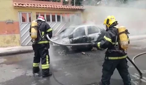 VÍDEO: Carro pega fogo e fica completamente destruído, na Zona Norte de Manaus
