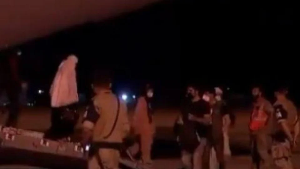 Primeiro voo com pessoas retiradas do Afeganistão chega à Espanha