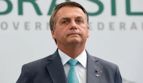 Com 4 vetos, incluindo não punir quem divulga fake news, Bolsonaro revoga Lei de Segurança Nacional