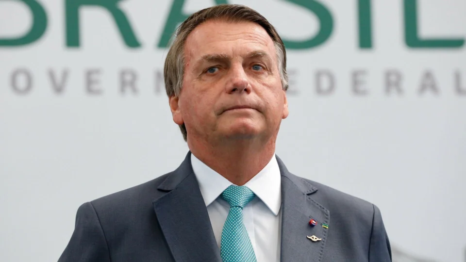Com 4 vetos, incluindo não punir quem divulga fake news, Bolsonaro revoga Lei de Segurança Nacional