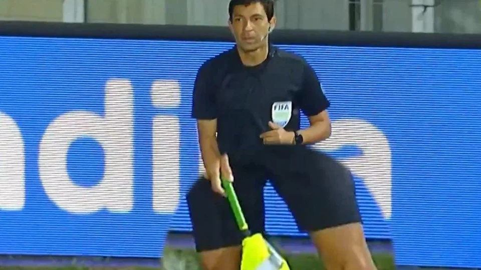 Assistentes de árbitros brasileiros são suspensos pela Conmebol por improviso