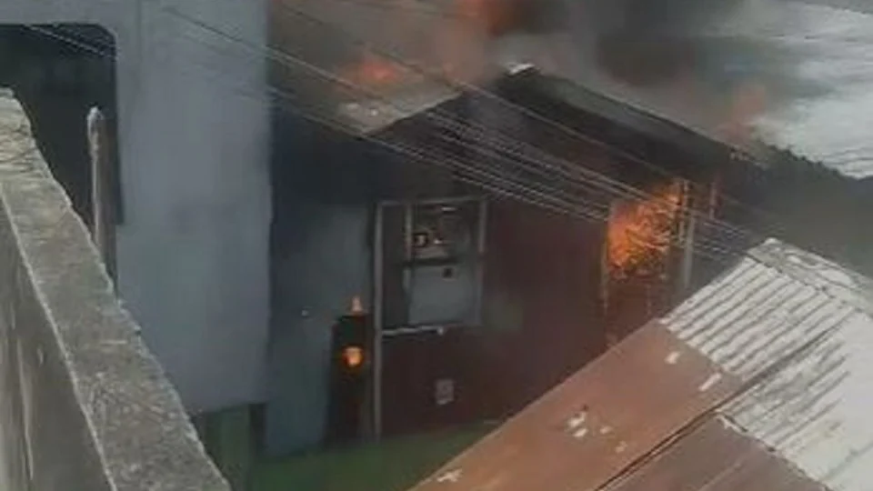 VÍDEO: casa é totalmente destruída durante incêndio na Zona Sul de Manaus