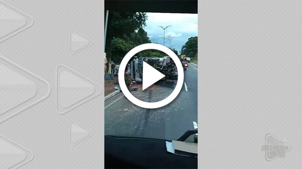 VÍDEO: caçamba tomba em avenida da Zona Oeste de Manaus e motorista fica ferido