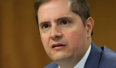 Mais de 57 mil crianças e adolescentes foram vacinados irregularmente no Brasil, afirma ministro Bruno Bianco