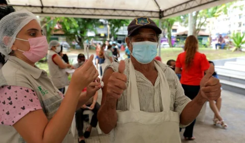 Carreta da vacina estaciona nesta quarta-feira no Centro de Convivência Padre Pedro Vignola, em Manaus