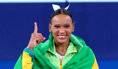 Rebeca Andrade leva ouro no salto e é a 1ª campeã olímpica do país na ginástica