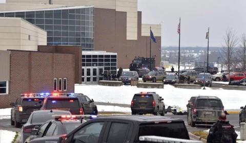 Adolescente abre fogo e mata três estudantes em escola, nos EUA; seis pessoas ficaram feridas