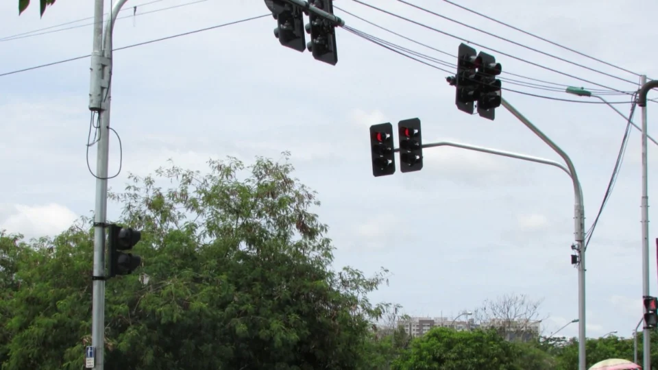 Só em janeiro de 2022, mais de 200 metros de cabos que controlam semáforos foram furtados em Manaus, informa a prefeitura