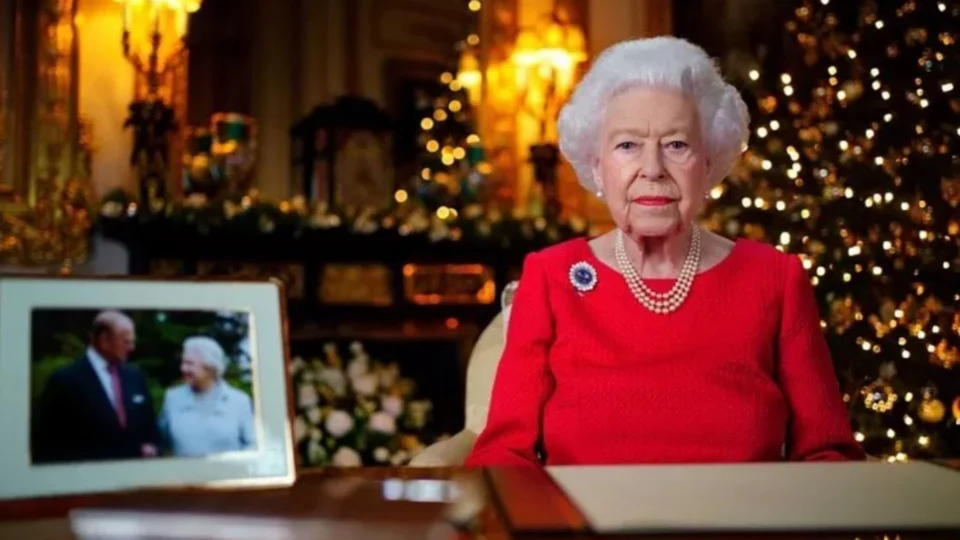 Rainha Elizabeth II presta homenagem ao príncipe Philip em sua mensagem de Natal