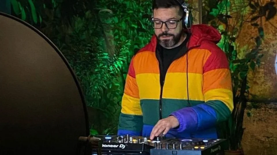 Em Manaus, quatro DJs agitam o pôr do sol às margens do Rio Negro no aquecimento da festa Maomoon